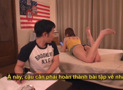 Ở nhà làm bài tập cũng không yên với nhỏ bạn thân chuyên “chăn chuối”